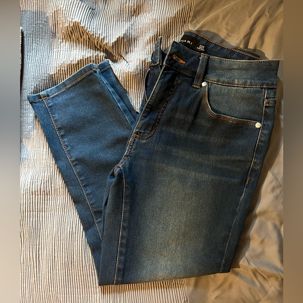 TAHARI Hailey Capri Cropped Jeans, Size 6/28